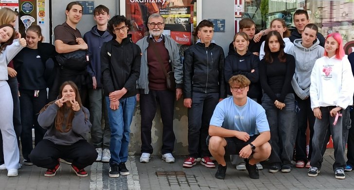 Gymn_BŘ_kameny.jpg
